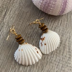 NWT SHELL EARRINGS // BEACH // GOLD (#X0103)
